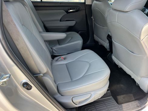 Used 2023 Toyota Highlander XLE FWD image 15