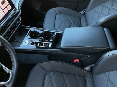 Used 2024 Volkswagen Atlas SE image 36