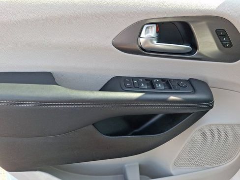 Certified 2024 Chrysler Pacifica Touring-L FWD image 17
