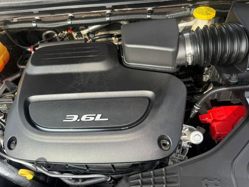 Used 2017 Chrysler Pacifica Touring-L w/ Tire & Wheel Group image 19