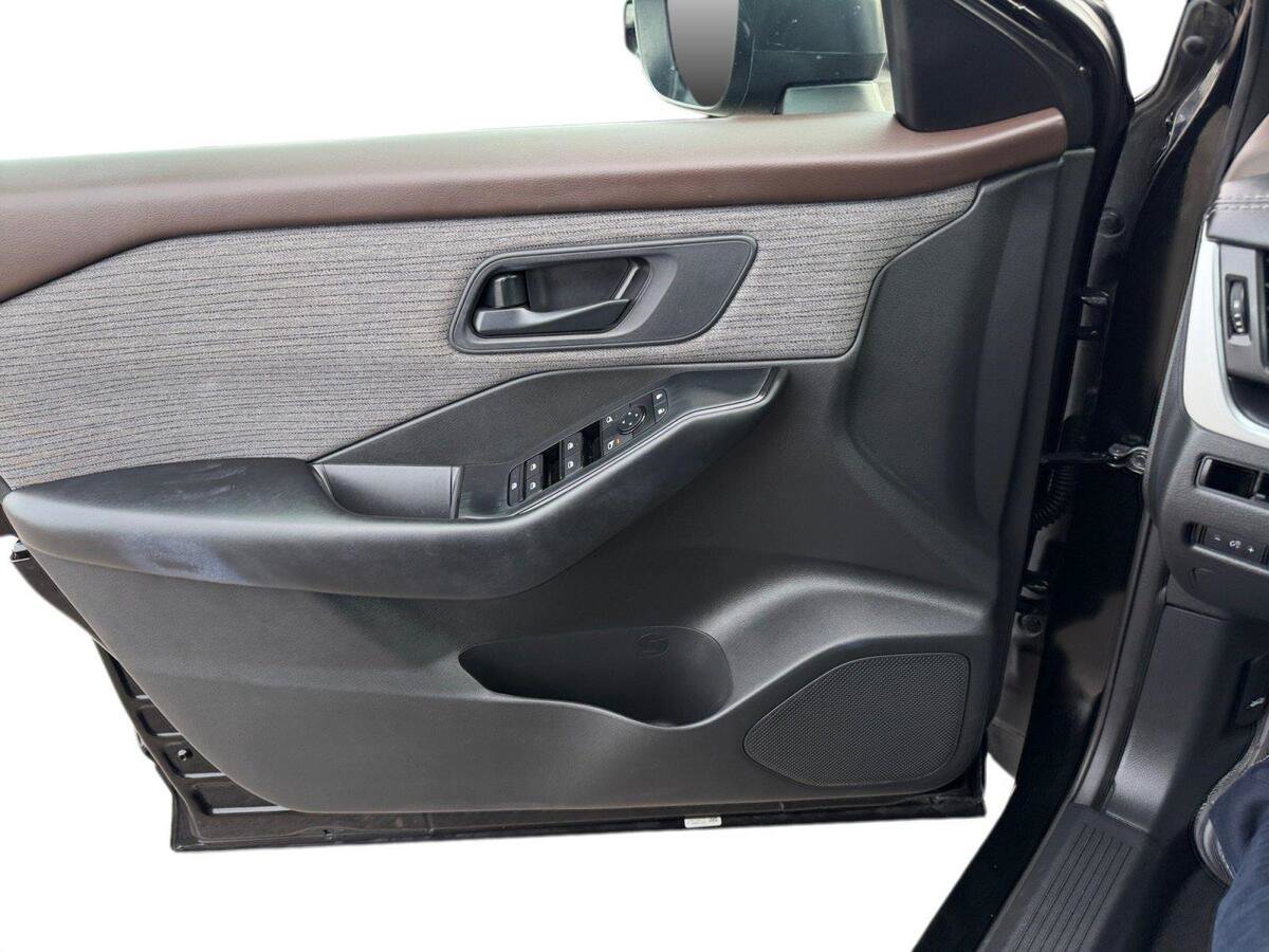 Used 2023 Nissan Rogue S AWD/4WD image 18
