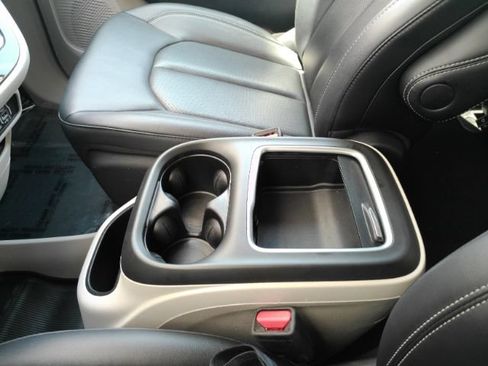 Used 2024 Chrysler Pacifica Limited FWD image 47