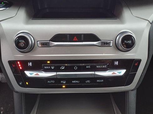 Used 2020 Ford Explorer XLT w/ Comfort Package image 18