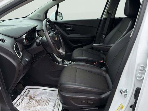 Used 2022 Chevrolet Trax LT w/ LT Convenience Package image 11