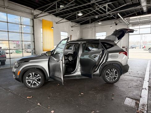 Used 2023 Kia Seltos S w/ Navigation Package image 8