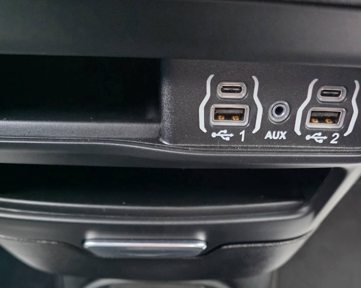 Used 2025 Chrysler Pacifica Select FWD image 18
