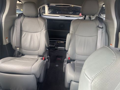 Used 2021 Toyota Sienna Limited image 13