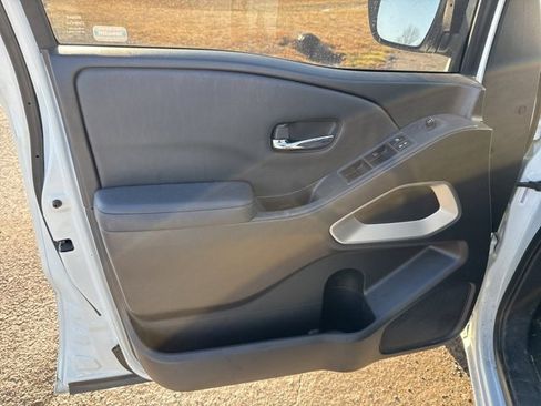 Used 2022 Nissan Frontier SV image 11