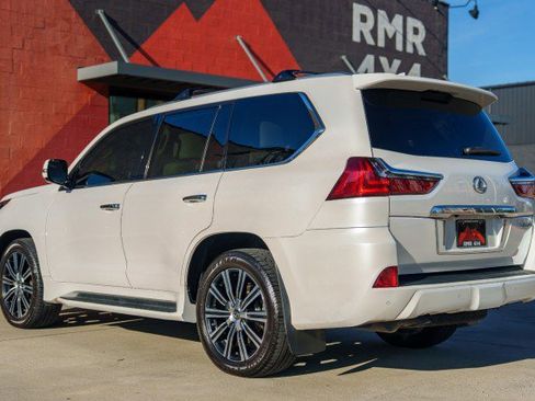 Used 2021 Lexus LX 570 4WD w/ Luxury Package image 7