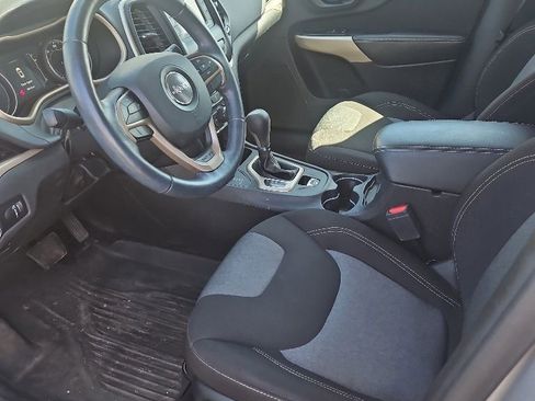 Used 2018 Jeep Cherokee Latitude w/ Cold Weather Group AWD/4WD image 3