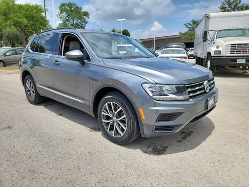 Used 2018 Volkswagen Tiguan SE w/ Panoramic Sunroof Package FWD image 3