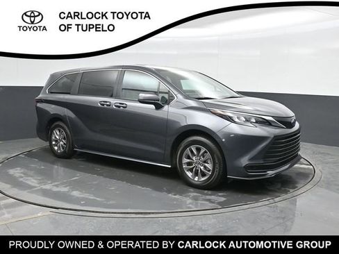 Used 2025 Toyota Sienna LE image 5