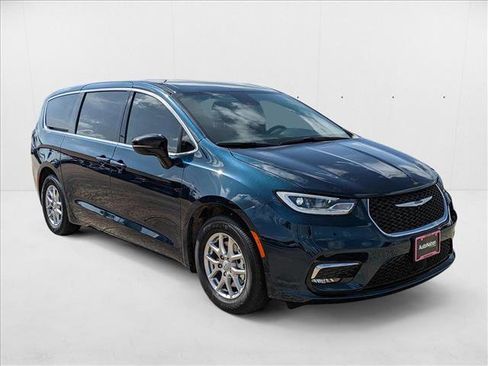 New 2025 Chrysler Pacifica Select image 3
