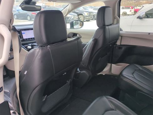 Used 2023 Chrysler Pacifica Touring-L image 18