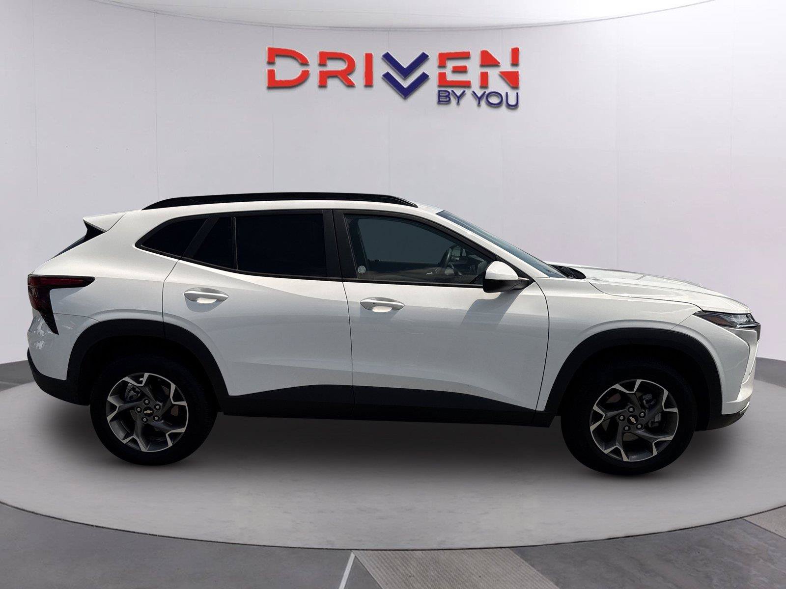 Used 2025 Chevrolet Trax LT w/ LT Convenience Package FWD image 3