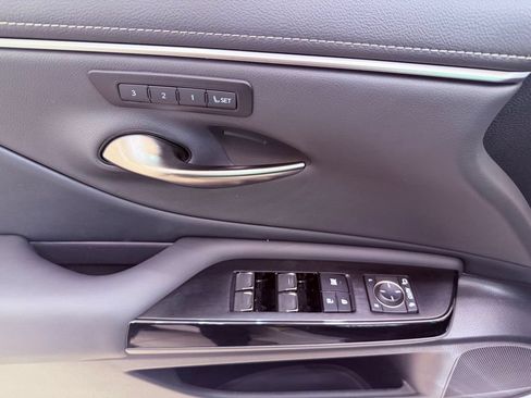 Used 2025 Lexus ES 300h w/ Premium Package FWD image 18