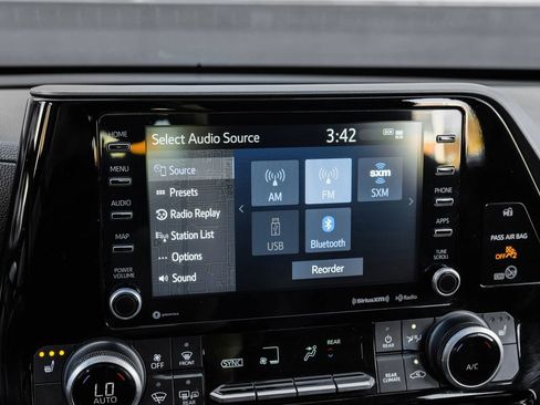 Used 2021 Toyota Highlander XLE image 40