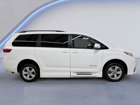 Used 2019 Toyota Sienna LE FWD image 2