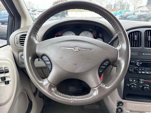 Used 2005 Chrysler Town & Country Touring image 18