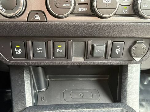 Used 2020 Toyota Tacoma TRD Sport w/ TRD Premium Sport Package AWD/4WD image 18