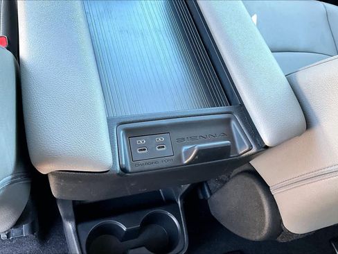 Used 2025 Toyota Sienna XLE FWD image 34