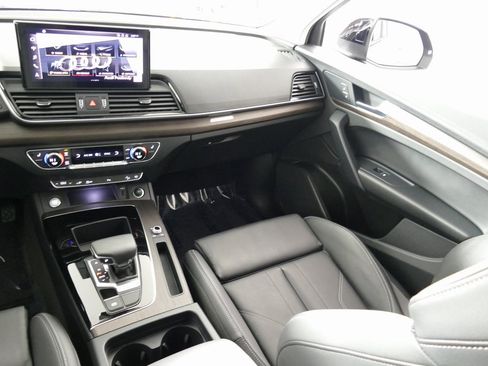 Used 2024 Audi Q5 e Premium w/ Convenience Package image 26