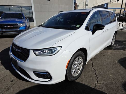 Used 2025 Chrysler Pacifica Select image 2