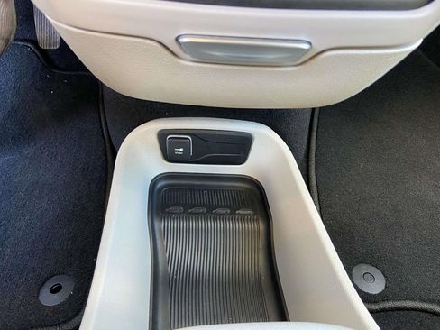 Used 2024 Chrysler Pacifica Touring-L image 16