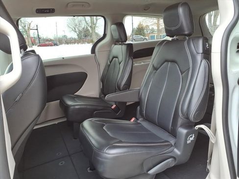 Used 2024 Chrysler Pacifica Touring-L image 25