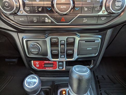 Used 2021 Jeep Wrangler Unlimited Rubicon w/ Cold Weather Group AWD/4WD image 23