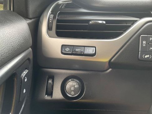 Used 2018 Chevrolet Suburban Premier RWD image 19
