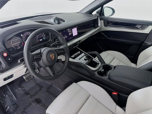 New 2026 Porsche Cayenne S image 4