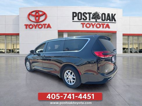 Used 2025 Chrysler Pacifica Select FWD image 4