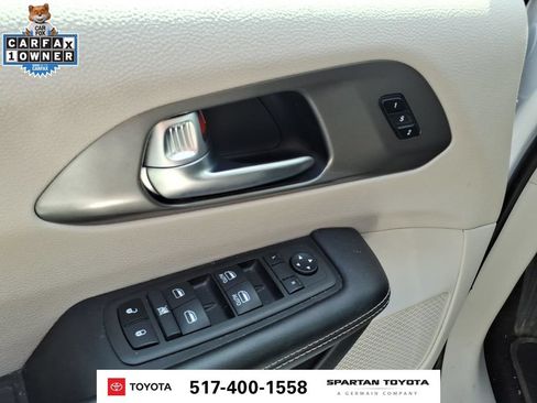 Used 2024 Chrysler Pacifica Touring-L FWD image 15
