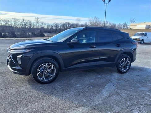 Used 2025 Chevrolet Trax LT w/ LT Convenience Package image 28