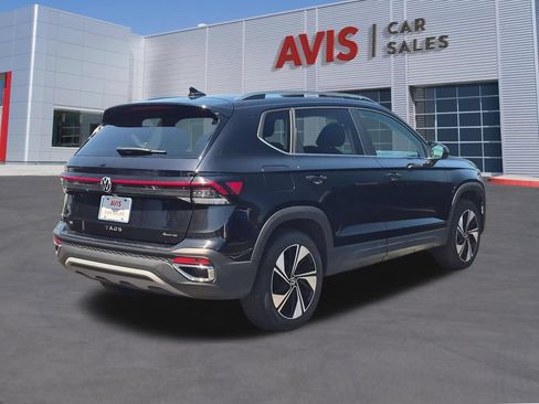 Used 2025 Volkswagen Taos SE AWD/4WD image 6