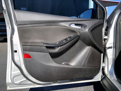 Used 2017 Ford Focus Titanium image 22