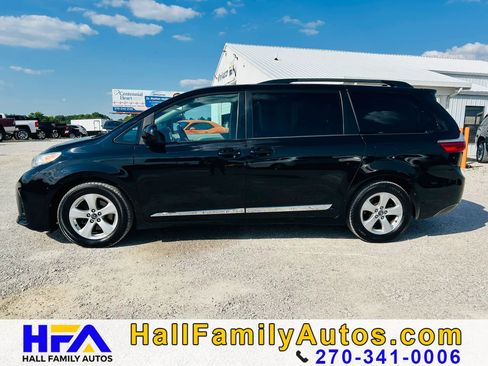Used 2018 Toyota Sienna LE FWD image 2