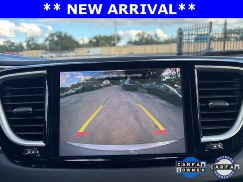 Used 2024 Chrysler Pacifica Touring-L image 12