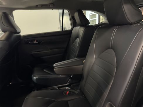 Used 2023 Toyota Highlander XLE image 12