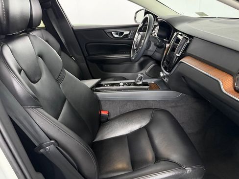 Used 2022 Volvo S60 B5 Momentum image 31