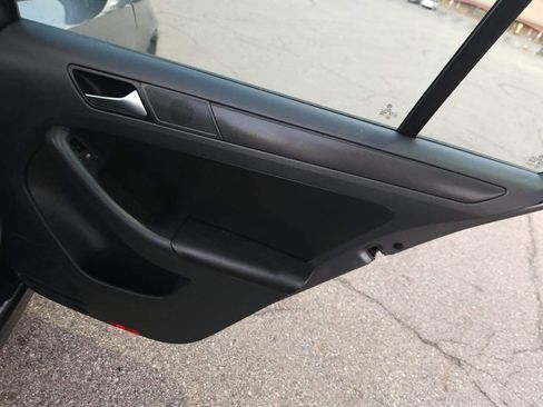 Used 2011 Volkswagen Jetta SE FWD image 14
