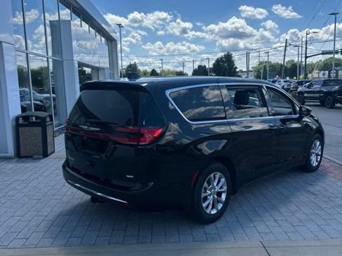Used 2024 Chrysler Pacifica Touring-L AWD/4WD image 9