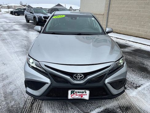 Used 2021 Toyota Camry SE image 3