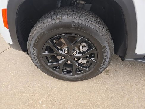 Used 2024 Jeep Grand Cherokee Altitude image 25