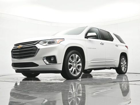 Used 2018 Chevrolet Traverse Premier w/ Driver Confidence II Package FWD image 40