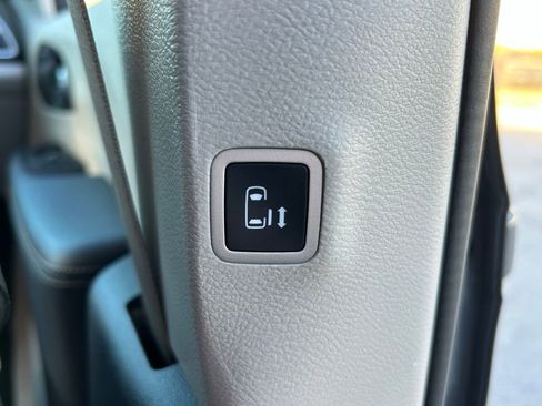 Used 2023 Chrysler Pacifica Touring-L image 44