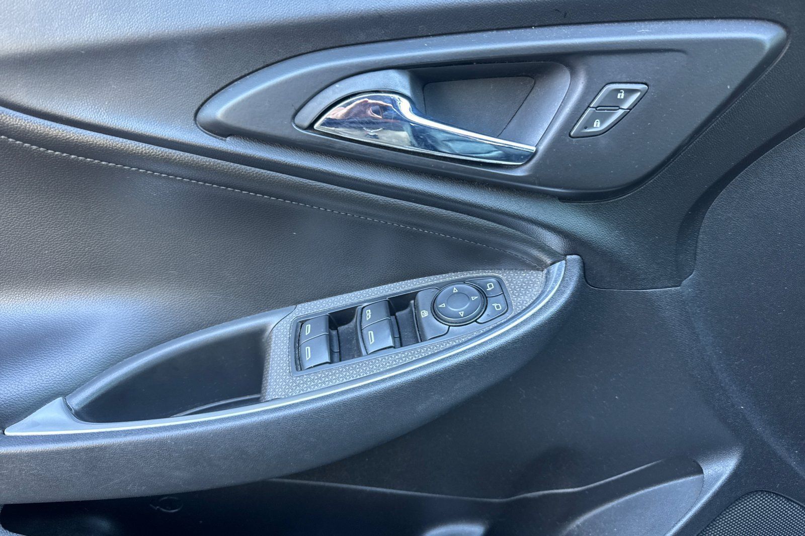 Used 2018 Chevrolet Malibu LT w/ Leather Package FWD image 12