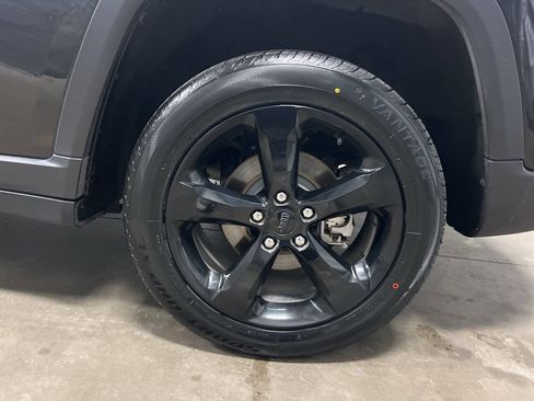 Used 2023 Jeep Grand Cherokee Limited w/ Black Appearance Package image 9