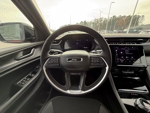 New 2025 Jeep Grand Cherokee Altitude image 14